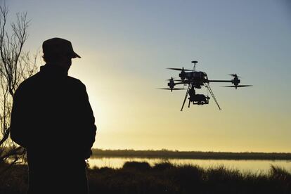 Un operador vuela un dron al atardecer en Port-Saint-Louis-du-Rhone, Francia.