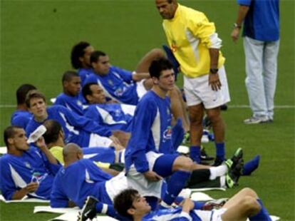 Los jugadores de la selección brasileña se toman un pequeño respiro durante su entrenamiento de ayer.