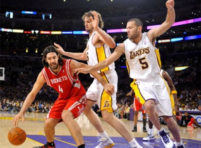 Gasol y Farmar marcan al argentino Scola de los Rockets.