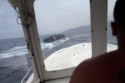Migrantes provenientes de Marruecos vistos en una balsa cruzando el Estrecho de Gibraltar que ha conseguido llegar a la playa del Cañuelo en Tarifa, el 27 de juli
