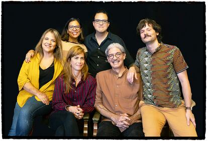 Foto de grupo de Centroamérica Cuenta Madrid. De izquierda a derecha, de pie, Claudia Neira Bermúdez, directora del festival, y el autor guatemalteco Arnoldo Gálvez. Sentados, las escritoras españolas Aroa Moreno y Greta García, el mexicano Emiliano Monge y el librero Gonzalo Queipo.