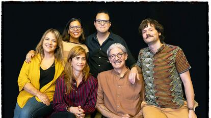 Foto de grupo de Centroamérica Cuenta Madrid. De izquierda a derecha, de pie, Claudia Neira Bermúdez, directora del festival, y el autor guatemalteco Arnoldo Gálvez. Sentados, las escritoras españolas Aroa Moreno y Greta García, el mexicano Emiliano Monge y el librero Gonzalo Queipo.