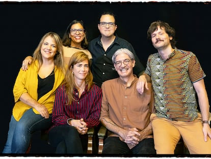 Foto de grupo de Centroamérica Cuenta Madrid. De izquierda a derecha, de pie, Claudia Neira Bermúdez, directora del festival, y el autor guatemalteco Arnoldo Gálvez. Sentados, las escritoras españolas Aroa Moreno y Greta García, el mexicano Emiliano Monge y el librero Gonzalo Queipo.