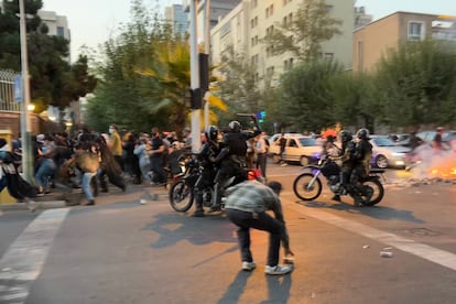 La policía había definido como “un desafortunado incidente” la muerte de Amini y reiterado que falleció a causa de un infarto, una versión en la que la familia no cree. En la imagen, agentes de la policía iraní motorizados dispersan a los manifestantes en Teherán. 