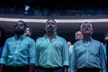 El secretario general de Vox, Ignacio Garriga; el presidente de Vox, Santiago Abascal; y el fundador del partido, José Antonio Ortega Lara, en la clausura de la Asamblea General del partido, ayer en Madrid.