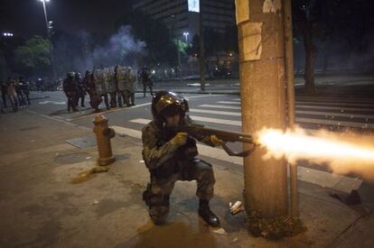 Un polic&iacute;a antidisturbios dispara pelotas de goma el jueves en R&iacute;o.