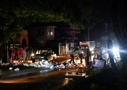 Agentes de la policía quitan unos escombros usados durante una protesta, el sábado. 