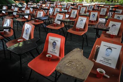Escritorios con fotos de los 43 desaparecidos al interior de la escuela normal de Ayotzinapa, en septiembre de 2022.