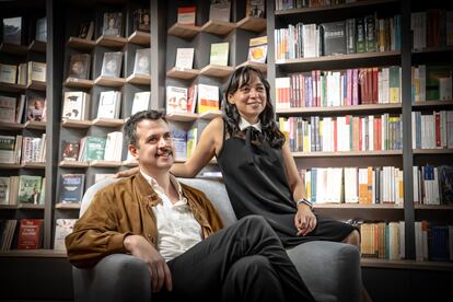 Pau Luque y Brenda Navarro durante un conversatorio en la Librería Carlos Fuentes, del Centro Cultural Univesitario, en Guadalajara, el 1 de diciembre de 2024.