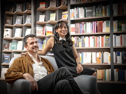 Pau Luque y Brenda Navarro durante un conversatorio en la Librería Carlos Fuentes, del Centro Cultural Univesitario, en Guadalajara, el 1 de diciembre de 2024.