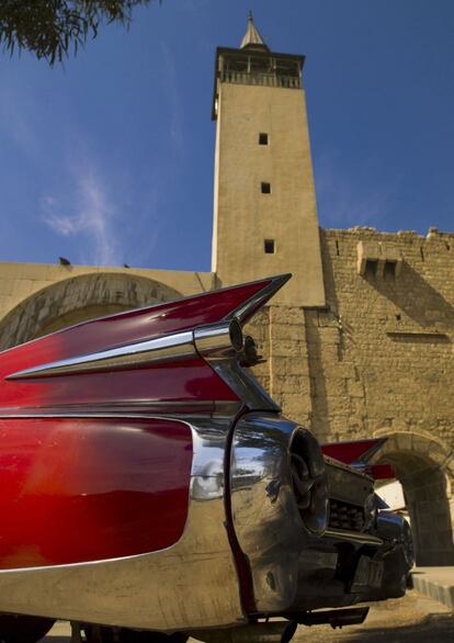 Un coche antiguo estadounidense ante la puerta de Bab Sharqi, en Damasco (Siria).