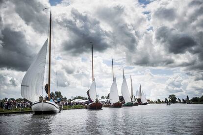 Varios barcos de vela durante la primera carrera de la competición Skutsjesilen, una regata tradicional con navíos procedentes de las distintas ciudades frisias, en De Veenhoop (Holanda).