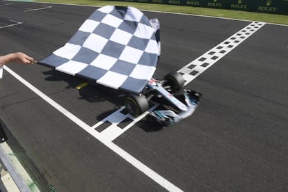 El Mercedes de Lewis Hamilton tras cruzar la línea de meta.