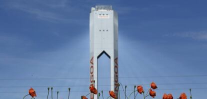 Una torre de la planta solar de Abengoa en Sanluca la Mayor (Sevilla)