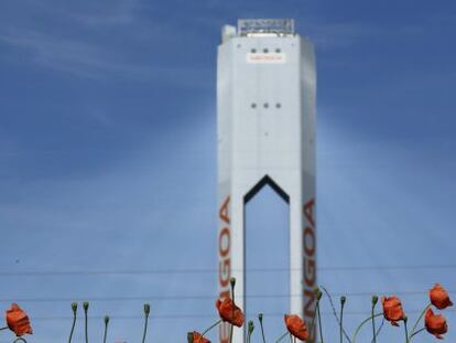 Una torre de la planta solar de Abengoa en Sanluca la Mayor (Sevilla)