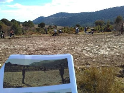 Voluntarios trabajan en la zona donde se rodó 'El bueno, el feo y el malo', en Burgos.