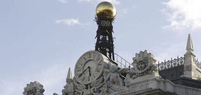 Reloj en la fachada de la sede del Banco de Espa&ntilde;a, en la Plaza de Cibeles en Madrid.