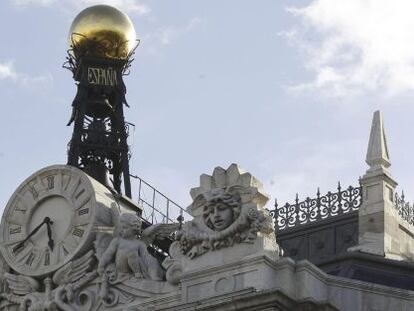 Reloj en la fachada de la sede del Banco de Espa&ntilde;a, en la Plaza de Cibeles en Madrid.