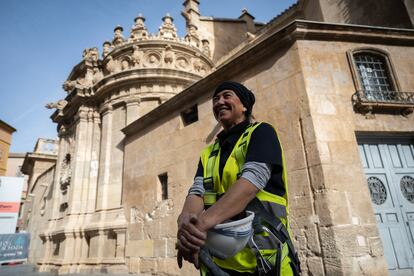 Reyes Molina posa antes de ascender al andamio para comenzar los trabajos de restauración de la piedra.