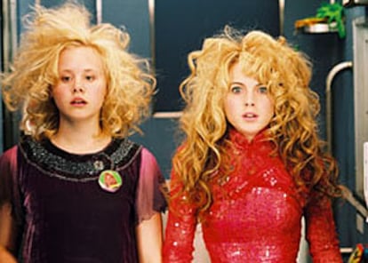 Alison Pill (izquierda) y Lindsay Lohan, en<i> Quiero ser superfamosa</i>.