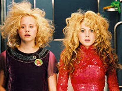 Alison Pill (izquierda) y Lindsay Lohan, en<i> Quiero ser superfamosa</i>.
