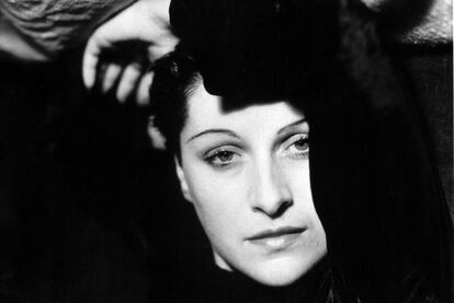 La fotògrafa i pintora Dora Maar, una de les artistes reunides al llibre de Combalía, retratada per Man Ray.