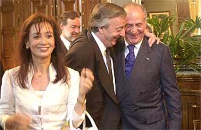 El presidente Kirchner abraza al rey Juan Carlos. A la izquierda, la esposa de Kirchner, Cristina Fernández.