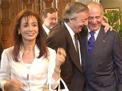 El presidente Kirchner abraza al rey Juan Carlos. A la izquierda, la esposa de Kirchner, Cristina Fernández.