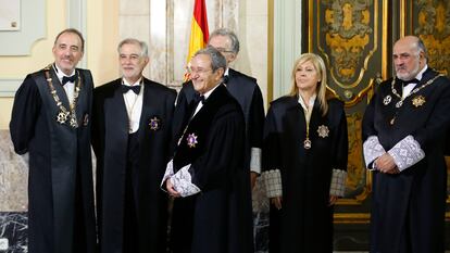 Un grupo de magistrados, encabezados por el presidente de la Sala Primera, Francisco Marín Castán (en el centro), espera al inicio del acto de apertura del año judicial, este septiembre.