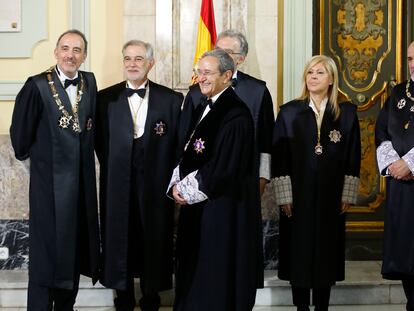 Un grupo de magistrados, encabezados por el presidente de la Sala Primera, Francisco Marín Castán (en el centro), espera al inicio del acto de apertura del año judicial, este septiembre.