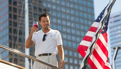 Leonardo DiCaprio sí que sabe beber vivo en 'El lobo de Wall Street' (2013).