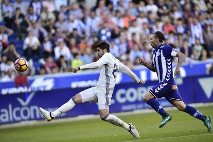 Alvaro Morata, del Real Madrid, peleando por el balón, detrás, el jugador del Deportivo Alavés, Alexis Ruano.