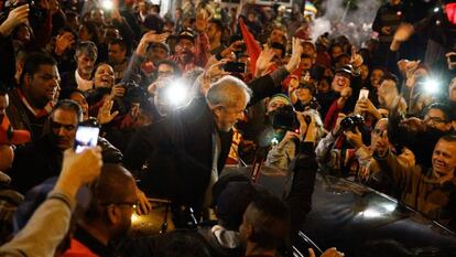 Lula saluda a sus votantes en Sao Paulo.