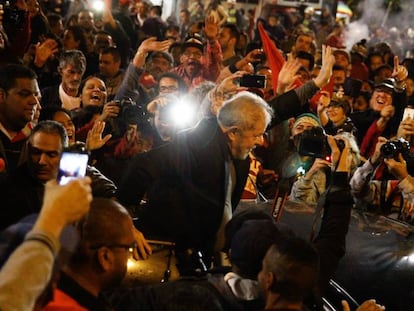 Lula saluda a sus votantes en Sao Paulo.