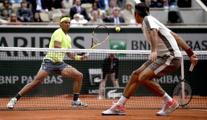 Rafa Nadal en acción contra el suizo Roger Federer (derecha), durante la semifinal de Roland Garros celebrada en París (Francia), el 7 de junio de 2019.