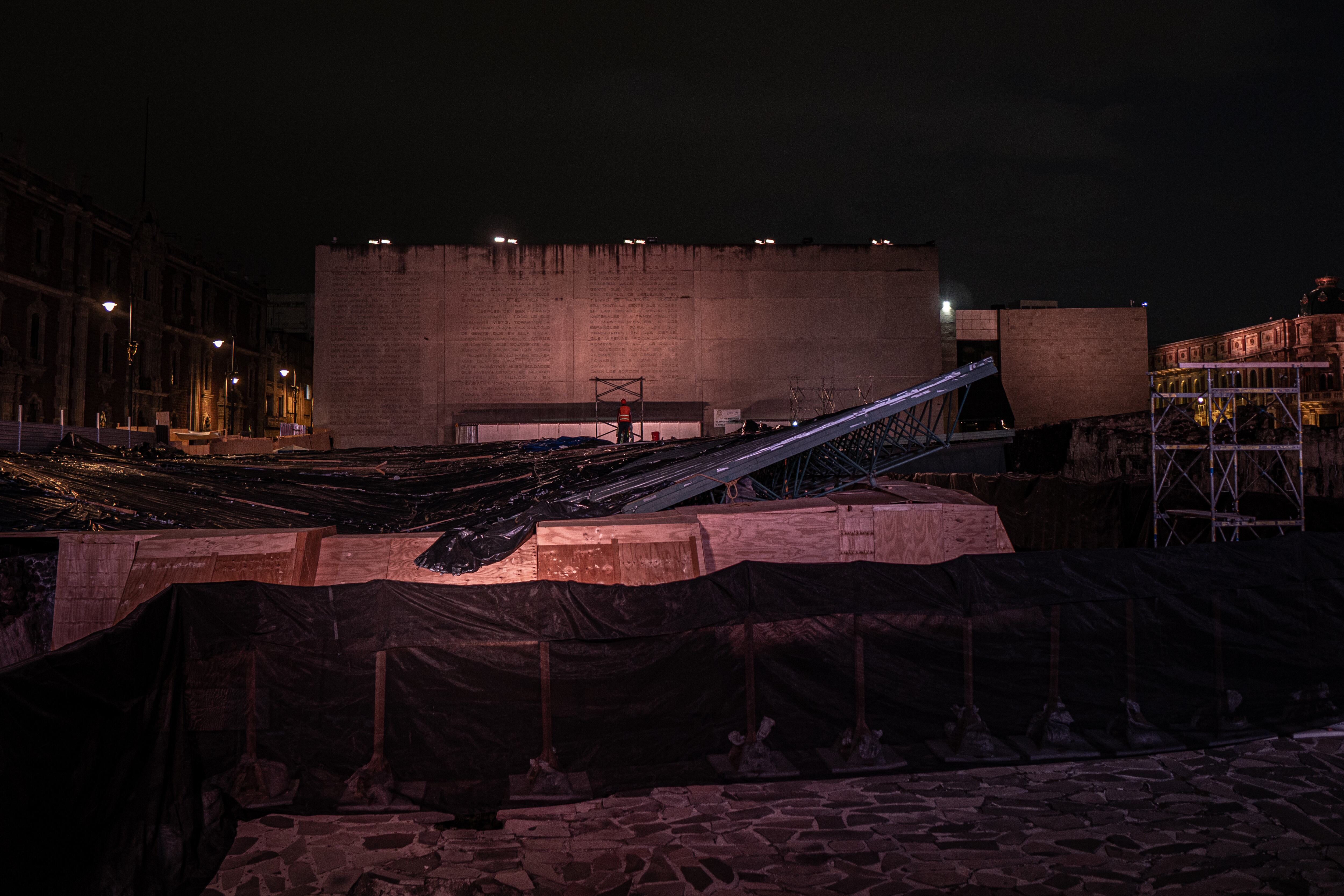 Trabajadores en el techo colapsado que cubría la Casa de las Águilas en el Templo Mayor