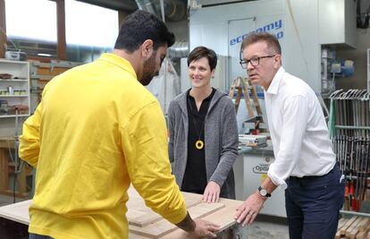 Ali Z., junto junto a la empresaria Michaela Krebecek y el consejero regional Rudi Anschober, en el taller de carpintería donde se forma en Feldkirchen an der Donau (Austria).