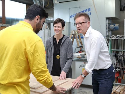 Ali Z., junto junto a la empresaria Michaela Krebecek y el consejero regional Rudi Anschober, en el taller de carpintería donde se forma en Feldkirchen an der Donau (Austria).