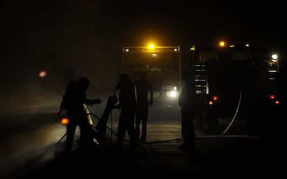 Un grupo de bomberos, en las cercanías de Covelo.