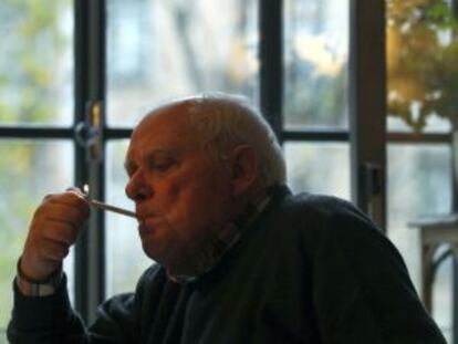 António Lobo Antunes acende um cigarro na sala de sua casa de Lisboa, durante a entrevista.