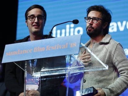 El director Sebastián Hofmann y el coguionista Julio Chavezmontes reciben el premio en Sundance.