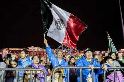 En medio de una tarde lluviosa, el Zócalo tuvo casi 140.000 asistentes.