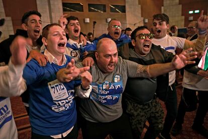 Seguidores del Likud, tras el anuncio del resultado de los sondeos a pie de urna, el martes en Jerusalén.