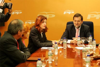 Mariano Rajoy y otros dirigentes populares se reúnen con la presidenta de la Fundación de Víctimas del Terrorismo.