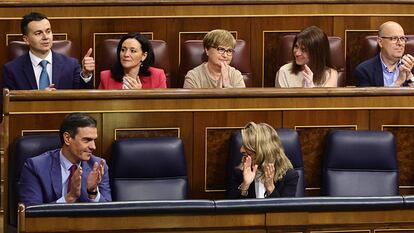 El presidente del Gobierno, Pedro Sánchez, y la vicepresidenta segunda y ministra de Trabajo, Yolanda Díaz, aplauden en el Congreso de los Diputados.
