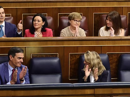 El presidente del Gobierno, Pedro Sánchez, y la vicepresidenta segunda y ministra de Trabajo, Yolanda Díaz, aplauden en el Congreso de los Diputados.