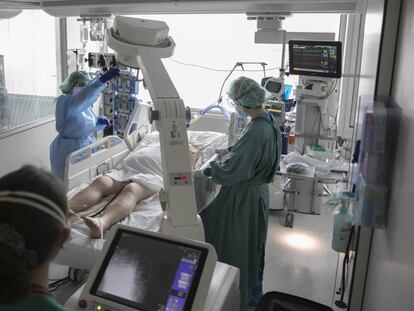 Un paciente en la UCI del Hospital de Bellvitge (L'Hospitalet de Llobregat, Barcelona).