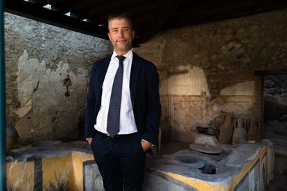 Gabriel Zuchtriegel, director general del parque arqueológico de Pompeya desde abril, en el termopolio recién abierto al público.