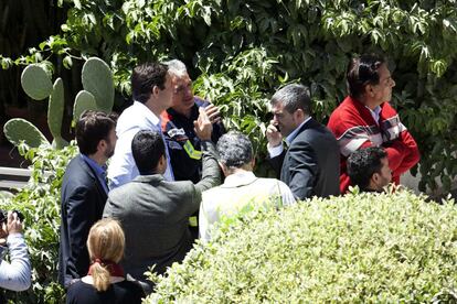 El presidente del Gobierno de Canarias, Fernando Clavijo (con el móvil) y el presidente del Cabildo de Tenerife, Carlos Alonso (i), se desplazaron esta tarde al lugar en el que un edificio se ha derrumbado en el centro de Los Cristianos en el municipio tinerifeño de Arona.