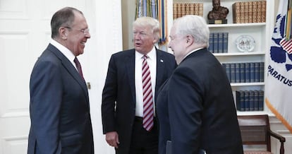 Trump, con Lavrov y Sislyak en la Casa Blanca.